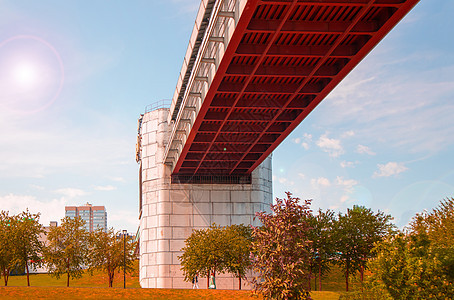地铁桥工程设计 有混凝土支架 底视图 城市的全景包括天空和树木图片