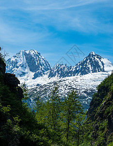 基斯通峡谷上的山峰 从树上爬起森林高山树木旅行地平线风景梯形目的地峡谷通道图片