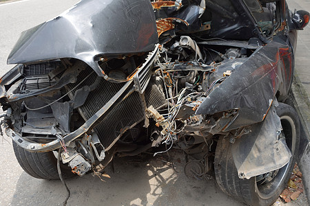 因公路事故损坏的黑色汽车街道剪裁发动机维修损害碰撞安全运输金属粉碎图片