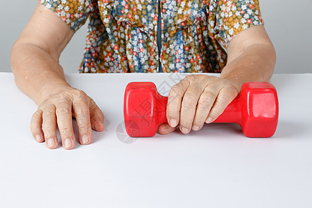 用哑铃进行身体治疗 老年锻炼情绪养老金健身房母亲康复退休培训师卫生皱纹训练图片