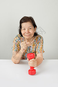 用哑铃进行身体治疗 老年锻炼养老金精力训练运动健身房培训师运动装皱纹手重祖母图片