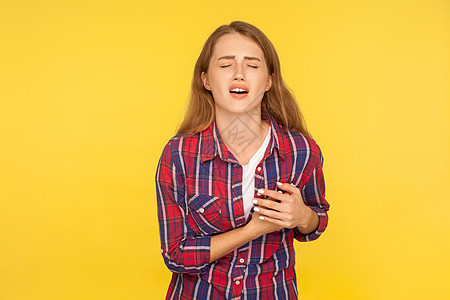 黄色背景的年轻情感女性的肖像攻击卫生女孩梗塞尖叫肋骨伤害呼吸情况心悸图片