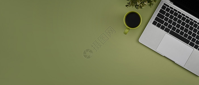 平面电脑笔记本电脑 咖啡杯和有复制空间的绿色背景家庭种植图片