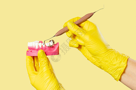 牙科医生手与人下巴和牙科仪器的布局药品探险家橡皮工具蓝色乐器卫生治愈治疗金属图片