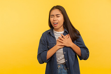 黄色背景的年轻亚洲女人的肖像有氧运动疾病伤害胸部药品攻击梗塞女士呼吸保健图片
