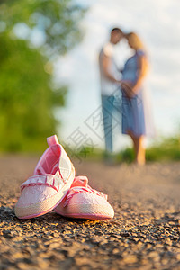 孕妇和男婴的婴儿鞋 有选择的重点腹部怀孕生活横幅爸爸孩子丈夫女士父亲肚子图片