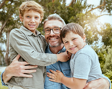 一个快乐的白人单身父母喜欢和他的儿子们在后院玩耍 三个男人的微笑家庭只在外面的花园里玩得开心感情青年休息成人男孩们孩子乐趣幸福父图片