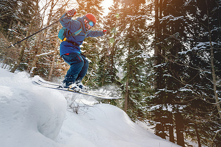 在雪山林的好滑雪男子 冬日愉快 令人难以置信的滑雪跳跃图片