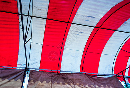 临时大楼的旧红色和白色帆布房顶遮阳棚阴影帐篷条纹花园天花板织物背景图片