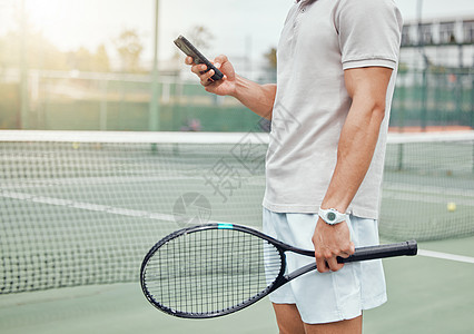 未知的混血网球运动员在球场比赛休息期间使用手机发短信 西班牙裔健美运动员赛后在手机上浏览互联网和网络 体育俱乐部的活跃健康人图片
