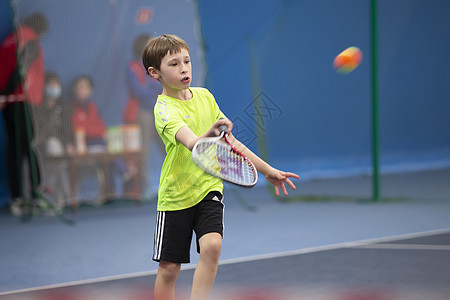 一个球场上打网球的男孩儿男生法庭网球活动闲暇童年男人活力竞赛训练图片