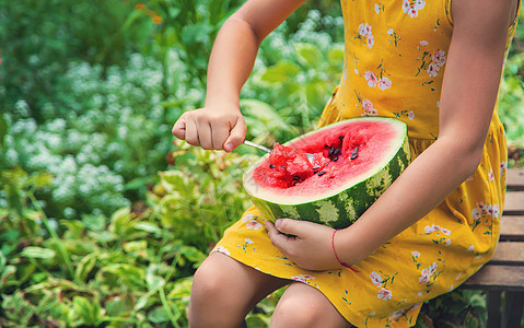 孩子用勺子吃西瓜 有选择的焦点蔬菜女孩快乐幸福小吃童年营养甜点微笑水果图片