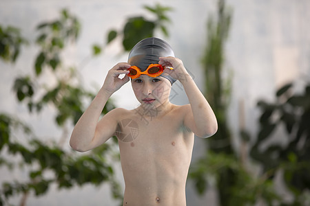 男孩在运动池的游泳帽风镜运动白色青年娱乐男生活动危险闲暇优胜者图片