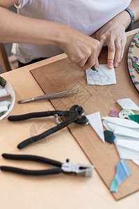 马赛克大师的工作场所 女性在制作马赛克过程中手持马赛克细节工具艺术品围裙水平工艺制品爱好白色女孩刀具艺术图片