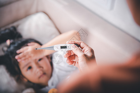 母亲检查她生病女儿的体温 嘴里有数字温度计数位温度计感染育儿妈妈细菌说谎温度计女孩流感女士保健图片