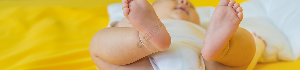 婴儿脚在黄色背景上 有选择的焦点父母孩子女孩赤脚新生脚趾皮肤身体男生指甲图片