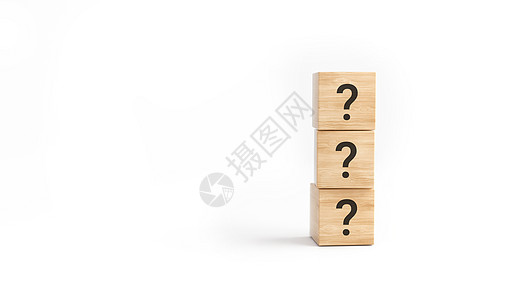 Wooden 立方体块形状 白色背景上有标志性提问符号背景