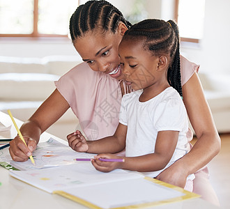 年轻的非洲裔美国母亲在家帮助女儿做家庭作业 小女孩在家里和妈妈一起画画 黑人妇女教她的女儿如何写字 学画画的小女孩图片
