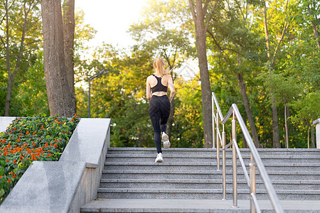 运动和健身 健康的女人跑上台阶夏日阳光明媚的早晨白种人运动女性慢跑户外有氧运动训练积极健康的生活方式跑步马尾辫短跑闲暇竞赛运动员背景图片