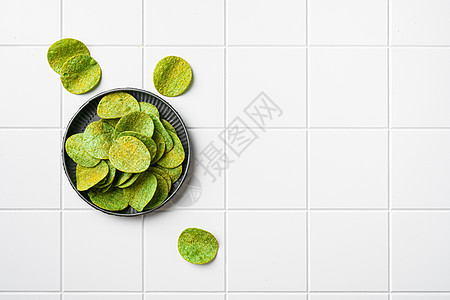 绿色智利Limon粉土薯片 白陶瓷方形瓷瓷砖桌背景 顶端视图平面 有复制文本空间图片