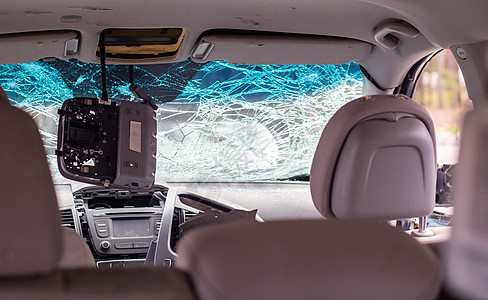 事故后损坏的车窗 因事故而破碎的挡风玻璃 内部视图 机舱内部细节 从驾驶室查看 安全运动 破挡风玻璃 玻璃裂纹和损坏车辆危险保险图片