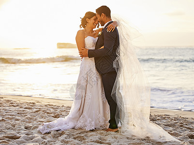 我承诺尊敬你 爱你并珍惜你 婚礼那天在海滩上拍到一对年轻夫妇的镜头图片