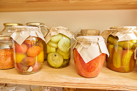 食品储存在厨房的储藏室贮存烹饪小吃蔬菜玻璃内阁产品罐子地窖黄瓜图片
