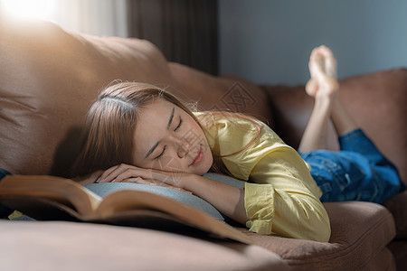 特写平静的美女睡在家里的沙发上 安静的年轻女性闭着眼睛靠在舒适的沙发上打盹 度过慵懒的周末图片