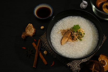 美味大米粥或加蘑菇 切姜和菜煮早餐或轻餐的炖饭图片素材