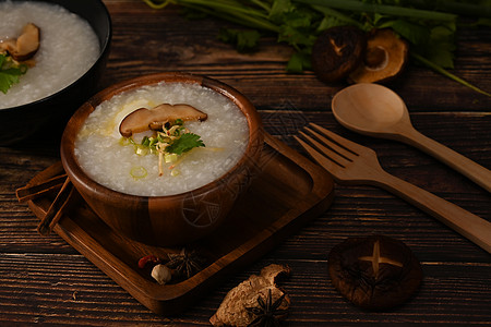 大米粥 大米锅或加蘑菇 切姜和菜煮成木碗的炖饭 以备轻餐图片