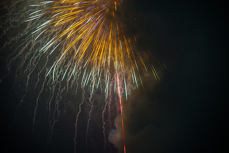 云中包裹着的卡马库拉烟火2018年夜景景点水面品质人造诗节日海滩烟花夜空汇演图片