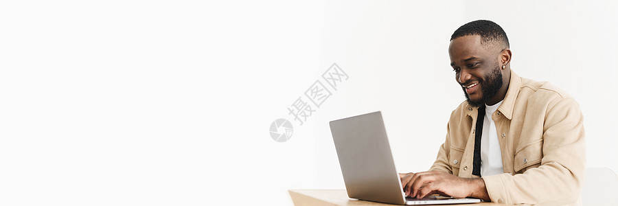网页横幅 微笑的专业黑人商务人士使用笔记本电脑在家办公 在家工作的快乐美国黑人自由职业者图片