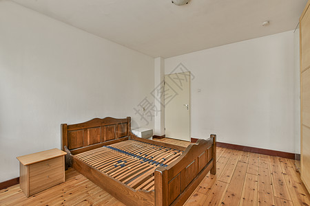 宽敞明亮的卧室 有一张最起码的床边桌子地面全景插图房间酒店地毯家具枕头财产阁楼图片