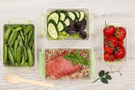 装有肉 煮黄麦 蔬菜和浆果的塑料食品箱绿色健康桌子午餐黄瓜沙拉美食食物饮食盘子图片