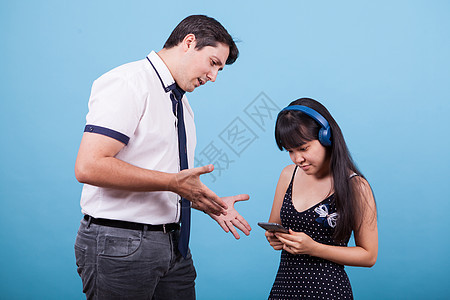 亚裔女友在她男朋友试图和她说话时 却对男友不闻不闻情绪夫妇女孩细胞技术电话地面女士丈夫手机图片
