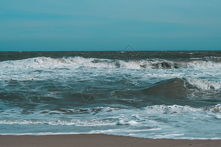 海洋风暴波浪戏剧性地碰撞飞溅 天空地平线 海水边缘 自然前视图海洋壁纸 设计 恶劣天气多云阴 深绿松石蓝调淡哑光速度飓风假期服务背景图片