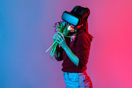 年轻情感女性的肖像 在色彩多彩的荧幕背景娱乐蓝色模拟红色想像力电脑游戏眼镜滤色器女士背景图片
