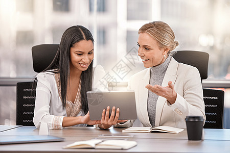 被两名女实业家用数字平板电脑一起策划的镜头拍到 她当时正在使用数字平板电脑背景图片