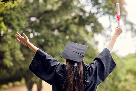 在成功和幸福的道路上 一位年轻女子在毕业日欢呼的回视镜头图片