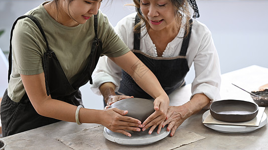 陶瓷制作围裙设计师高清图片