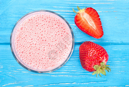 草莓鸡尾酒甜点桌子牛奶茶点粉色食物早餐酸奶红色蓝色图片