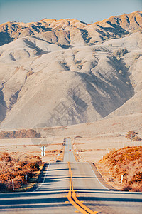 加州1号公路亚州加利弗尼亚海岸上的高速公路旅行天空蓝色假期岩石沥青地标路线风景公路背景