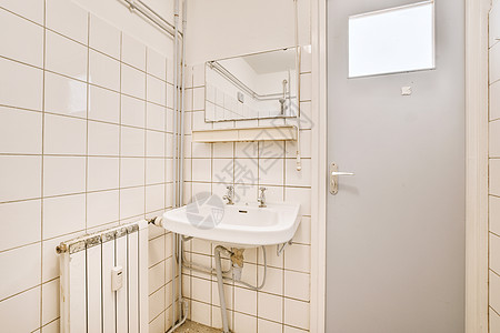 小区入口浴室门边的下沉和镜子内阁贮存龙头橱柜房间肥皂卫生住宅家具家庭背景