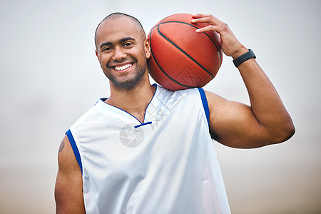 拍摄一些篮球 剪裁出一个英俊的年轻男篮球运动员的肖像图片