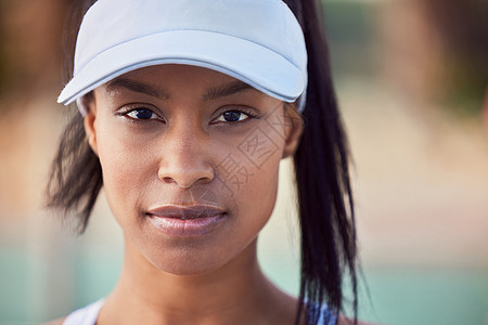 在你的生活中做一些值得尊敬的事情 一个迷人的年轻女人独自站在网球场上图片