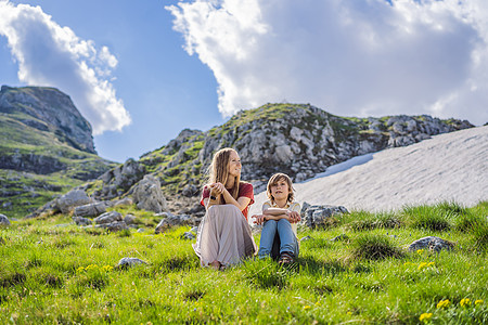 黑山美丽的杜米托尔国家公园杜米托尔山湖景中的母亲和儿子家庭 那里有湖泊冰川和反射山顶峰男人探索旅游冒险针叶旅行蓝色远足山脉图片