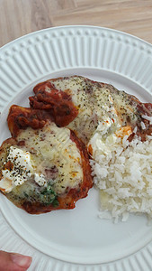 晚餐时做饭的家用烹饪成像香料沙拉百里香鞑靼鱼片食材美味牛扒主菜午餐图片