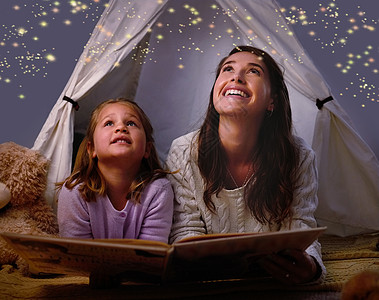 我们相信所有神奇的东西 一个小女孩和她妈妈 睡前享受故事时光的快乐 (笑声)图片