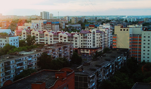 住宅楼和夜城的顶端景色 在日落的光线下图片