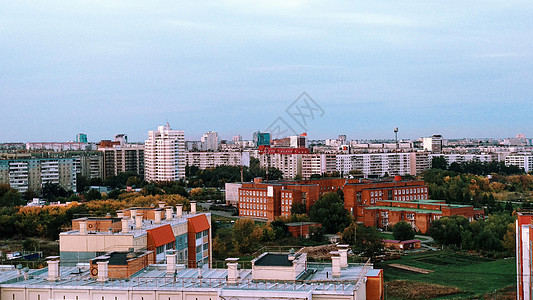 夜晚城市的全景和许多建筑物图片